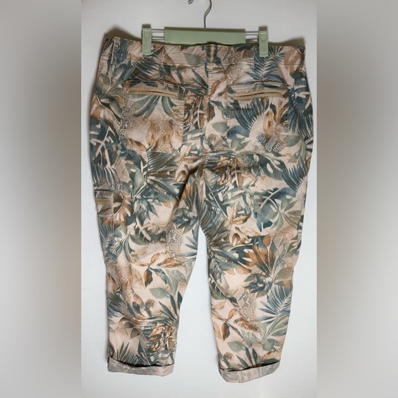 Chico’s cropped palm/safari print pants • Women’s size 14 - Picture 2 of 9